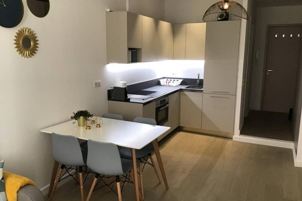 Appartement 2 chambres refait à neuf, climatisé, à 2 min de la mer Nizza Esterno foto